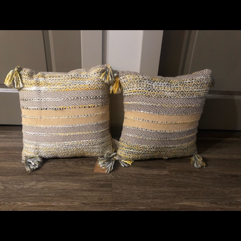 2 Throw pillows